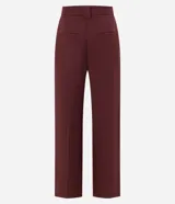 Pantalón de sastrería color bordó, modelo wide leg, con cintura alta y piernas amplias. Presenta cintura lisa con trabillas para cinturón, cierre delantero invisible, pliegues delanteros y bolsillos traseros embutidos.