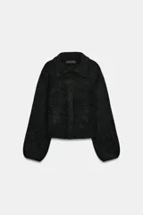 Chaqueta de punto texturizado en color gris oscuro, con cuello solapa, manga larga con puños elásticos y cierre frontal con botones.
