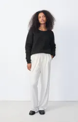 Sweater de punto con cuello a la base y mangas largas, de corte holgado y diseño tipo globo. Confeccionado en una mezcla de lana y alpaca, presenta una textura suave y mullida.