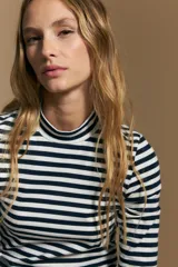 Polera de cuello alto y manga larga, confeccionada en tejido elástico con diseño de rayas horizontales en tonos azul marino y terracota.