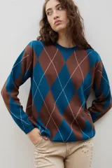 Buzo de punto con diseño de rombos en tonos azul y marrón, con cuello redondo y mangas largas.