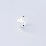 Anillo de plata 925 con diseño circular calado que representa el árbol de la vida.