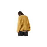 Sweater de punto color mostaza, con cuello redondo, manga larga y diseño holgado. Cuenta con una etiqueta con el logo de la marca en el dobladillo inferior izquierdo.