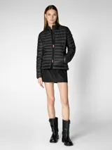 Campera puffer negra Save The Duck modelo Carly, confeccionada en nylon y rellena con Plumtech, con cuello alto, cierre bidireccional y bolsillos laterales con cierre.