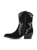 Botín de gamuza color negro con diseño estilo western, punta fina, taco cuadrado y detalles de apliques brillantes en la caña.