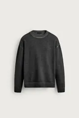 Sweater de punto relaxed fit de algodón color gris oscuro con efecto lavado, cuello redondo y manga larga.
