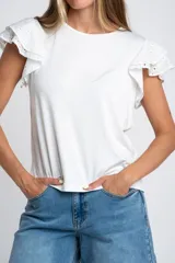 Remera negra de viscosa y elastano, con escote redondo y mangas cortas con volado de tela perforada (broderie).