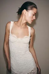 Vestido midi negro de encaje con escote corazón y tirantes anchos, incluye body interior.