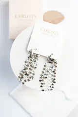 Aros largos plateados de acero quirúrgico con diseño de cadenas de pequeñas placas metálicas.