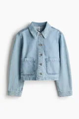 Campera corta en denim de algodón con cuello, cierre de botones y canesú en la espalda. Modelo ajustado con bolsillos parche adelante y puños abotonados.