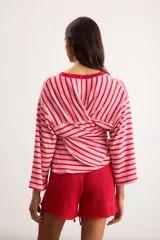 Short de tejido de punto color rojo, de silueta ajustada, cintura elastizada con cordón ajustable y textura suave.