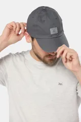 Gorro con visera de lona azul marino, con parche rectangular bordado en el frente.
