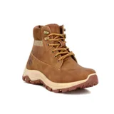 Bota acordonada color marrón claro, con suela de goma y detalles de costuras.