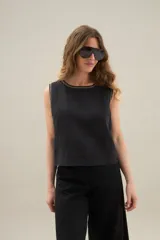 Top de lino color mostaza, sin mangas, con escote redondo y silueta holgada.