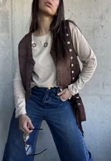 Remera beige de algodón con detalle de bordado floral en el pecho en tonos marrones y crudos.