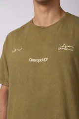 Remera de algodón con efecto lavado gastado, cuello redondo y mangas cortas. Presenta estampados minimalistas en el frente con el logo de la marca y la frase 'Local Based, Global Attitude'.