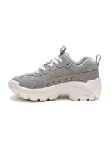 Championes Caterpillar modelo Intruder Lite, color gris con suela chunky blanca y cordones blancos. Presenta detalles en gamuza y el logo de la marca en el lateral.