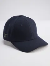 Gorra de béisbol de paño en color azul marino, con estructura de seis paneles y etiqueta pequeña con logo en el lateral.