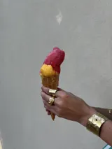 Anillo grueso de alpaca color plateado, con forma irregular y superficie texturizada.