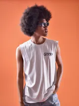 Musculosa gris claro con estampado de la palabra 'Goofy' en el pecho.