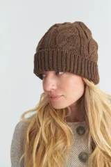 Gorro de lana marrón con diseño de ochos cruzados.