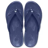 Ojotas Crocband Flip de Crocs, color verde militar con una línea blanca en la entresuela. Diseño ligero con tira superior de TPU y plantilla con textura de masajes.