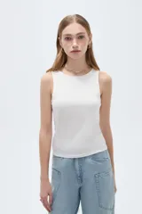 Musculosa blanca de corte ajustado, con cuello redondo y diseño sin mangas.