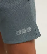 Bermuda deportiva masculina gris con cintura elástica, bolsillos laterales y cordón de ajuste.