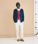 Pantalón masculino wide leg color beige, con cintura con trabilla, cierre invisible, bolsillos, frisos y estilo sastre.