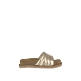 Sandalias tipo chinelas doradas, con plantilla anatómica de corcho forrada de cuero y capellada de cuero capitoneada.