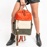 Mochila de cuero vacuno color naranja, blanco y verde. Tiene un bolsillo con cierre al frente, y un bolsillo a cada lado. Su interior está forrado en tela de excelente calidad, y contiene un bolsillo con cierre y otro pequeño para el guardado del móvil.