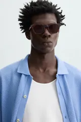 Cárdigan celeste de tejido de algodón con estructura tipo waffle. Tiene cuello solapa, manga corta y cierre frontal con botones.