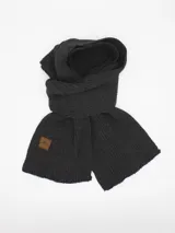 Bufanda de tejido de punto acanalado en color gris oscuro, con parche de cuero sintético marrón que presenta un diseño de montaña grabado.
