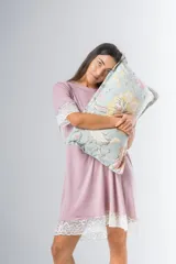 Camisón corto color rosa de algodón con escote redondo y mangas cortas con detalle de puntilla. Presenta puntilla en el ruedo.