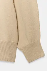 Jersey de punto color amarillo claro, con cuello redondo y mangas abullonadas.