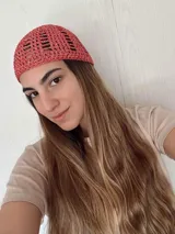 Gorro tipo casquete tejido a mano en crochet con hilo de algodón y lurex.
