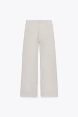 Pantalón tipo palazzo de tiro alto con cintura elástica y costura central marcada en el frente. Confeccionado en tejido de algodón suave.