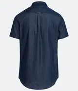 Camisa azul de manga corta con cuello clásico, corte slim fit, cierre frontal con botones blancos y bolsillo de parche en el pecho.