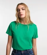 Remera básica de cuello redondo y manga corta, confeccionada en algodón peruano de alta calidad. Presenta un diseño liso y versátil, ideal para uso diario.
