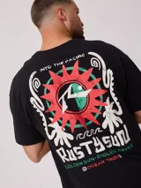 Remera negra de algodón con estampado en la espalda que incluye un sol estilizado, texto con la marca "Rusty" y la frase "Golden Sun - Endless Waves".