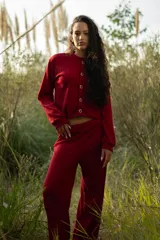 Pantalón tejido de corte ancho, color bordó, con elástico y tancas en la cintura.