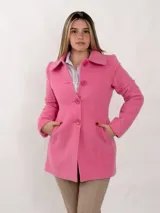 Abrigo rojo de lana con cuello amplio, solapas grandes, cierre con dos botones y bolsillos laterales.