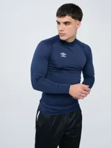 Remera térmica de manga larga y cuello alto Umbro, color gris oscuro, diseñada con ajuste ceñido al cuerpo.