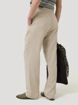 Pantalon recto de lino organico y viscosa color crema, con tiro alto, bolsillos laterales y detalle de hebillas ajustables en la cintura.