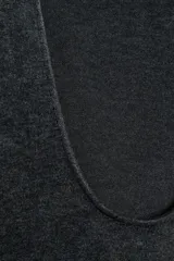 Top sin mangas color marrón topo, de corte ajustado, con cuello redondo y espalda descubierta.