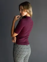 Buzo Philosophy de tejido acanalado color borgoña, con cuello alto y mangas cortas.