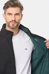 Campera polar térmica de corte recto y cuello alto, con cierre frontal completo en contraste. Presenta bolsillos laterales con cierre y un bolsillo vertical en el pecho, todos con detalles en color azul marino.