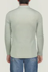 Remera de manga larga color negro, confeccionada en algodón, con cuello redondo y cierre frontal parcial con botones.