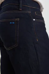 Pantalón de jean azul oscuro, corte recto, con bolsillos delanteros y traseros.