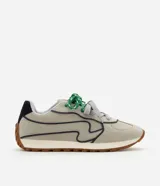 Championes de estilo retro inspirados en botines de fútbol, con capellada de poliuretano en color beige y detalles en azul marino. Presentan suela tractorada color caramelo, refuerzo en el talón y cordones combinados en gris y verde.
